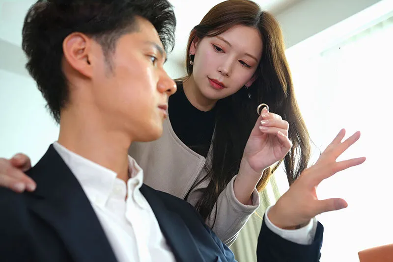 Cô vợ đi đi chơi, gã chồng ở nhà bị nhỏ em cô vợ gạ làm tình không trượt phát nào